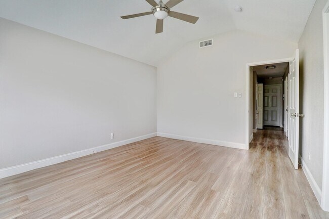 Building Photo - 1321 Clover Dr