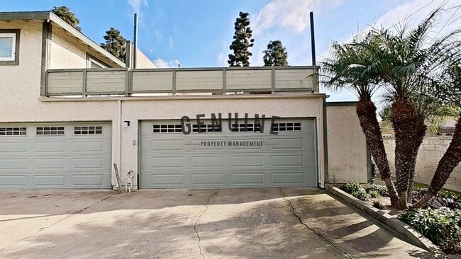 Building Photo - Lovely 2 Bd 1.5Ba Condo in Costa Mesa With Spacious Deck