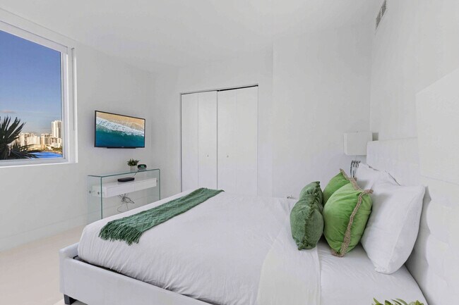 Building Photo - 2602 E Hallandale Beach Blvd