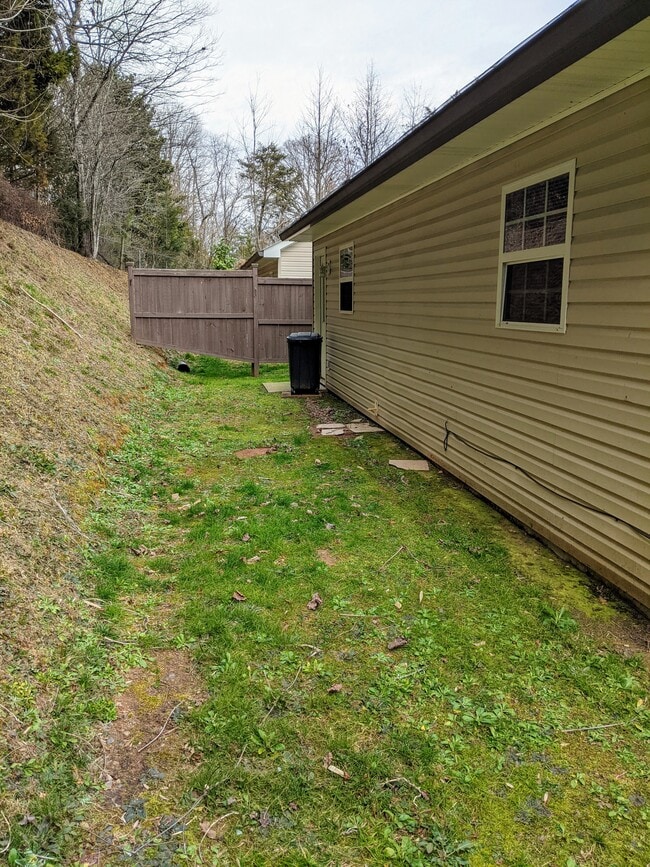 Building Photo - 458 Austin St