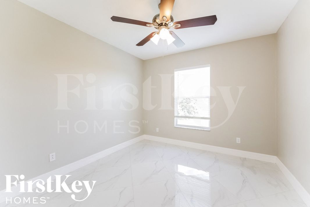 Building Photo - 530 NE 15th Terrace