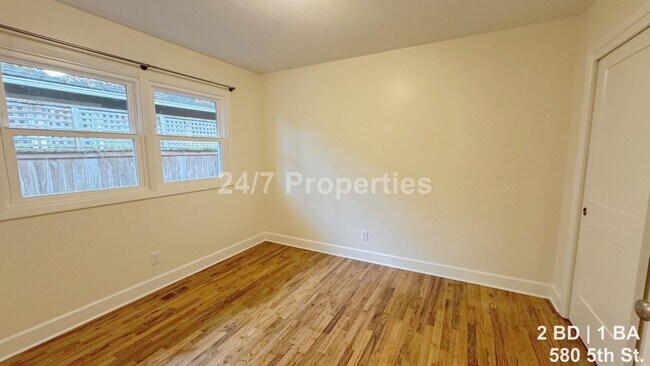 Building Photo - Remodeled 2 BD | 1BA Duplex - First Edition Lake Oswego