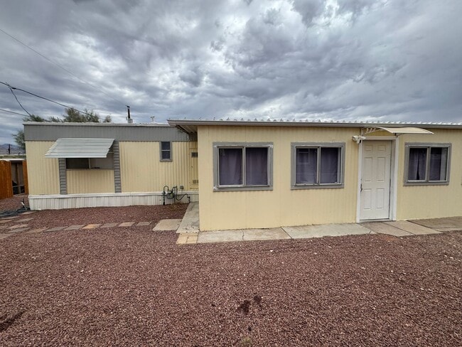 Building Photo - 1 BR 1Ba with enclosed Porch/Patio, fenced yard, RV Parking