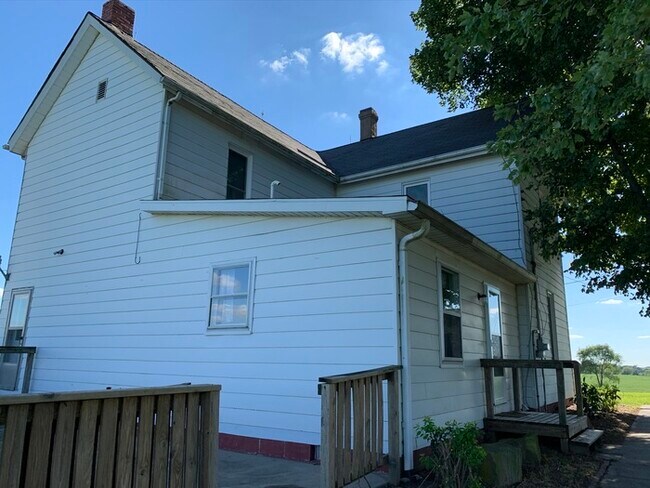 Building Photo - 4 bedroom farm house!