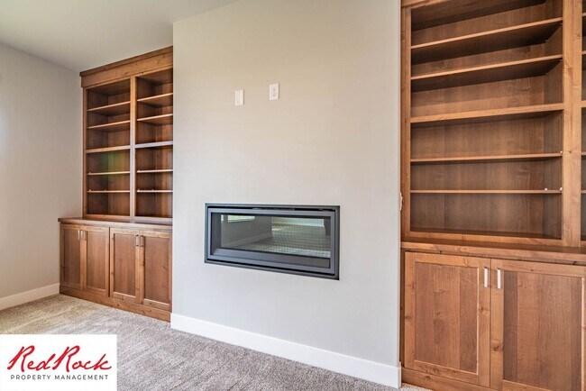 Building Photo - Beautiful 4-Bedroom 2.5 Bath with a 3 Car ...