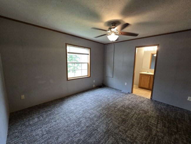 Building Photo - 700 W Ridgeway Ave