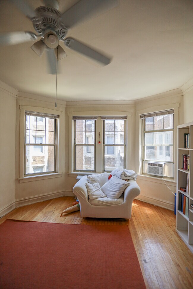 Building Photo - 1047 W North Shore Ave