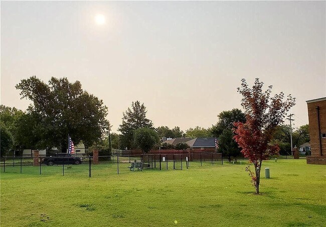 Building Photo - 477 S Fretz Ave