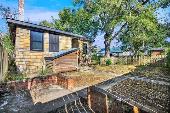 Building Photo - Thomas Square Home