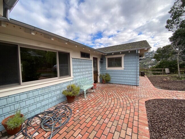 Building Photo - 845 Viewridge Dr