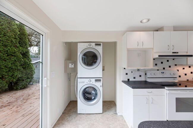 Building Photo - Short term Rental 6 month lease term only