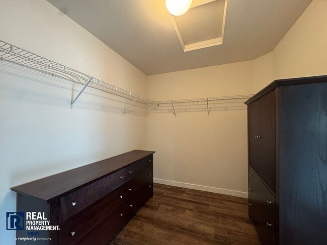 Building Photo - Spacious 5-Bedroom Home with 3-Car Garage & Fenced Yard in Kent!!