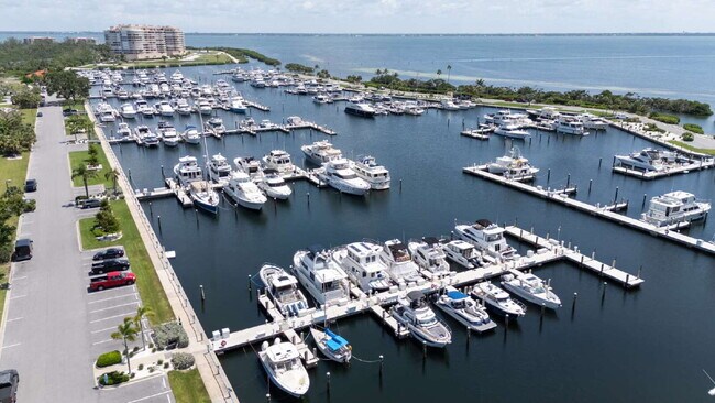 Building Photo - One of Longboat Key’s premier waterfront c...