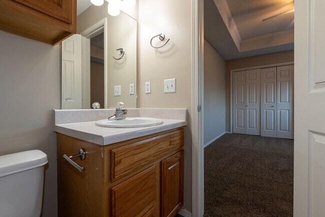 Building Photo - Beautiful  3 Bedroom, 2.5 Bath Condo in Canterbury!