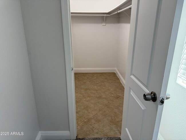 Building Photo - 1213 E Tonto Ln