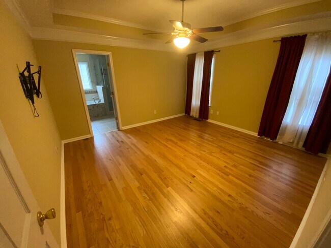 Building Photo - Lovely, well maintained Smyrna home with private wooded backyard!