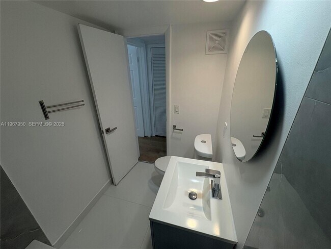 Building Photo - 505 NE 30th St