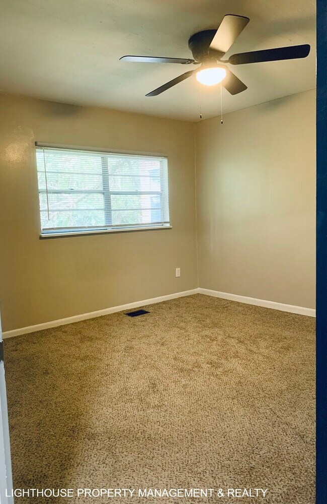 Building Photo - Cozy 2/1 duplex