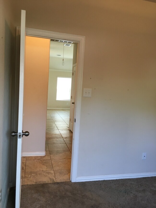 Building Photo - Great Open Floor Plan in Buda