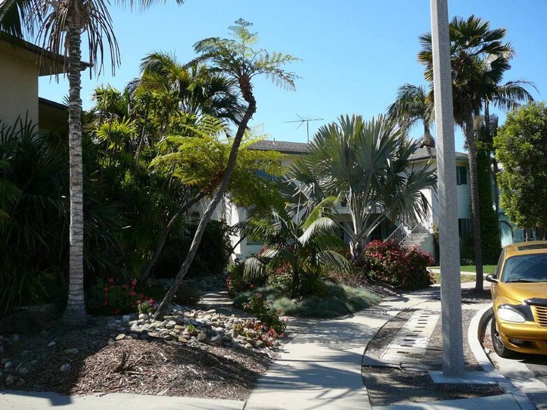 Front of building - 3056 Luna Dr