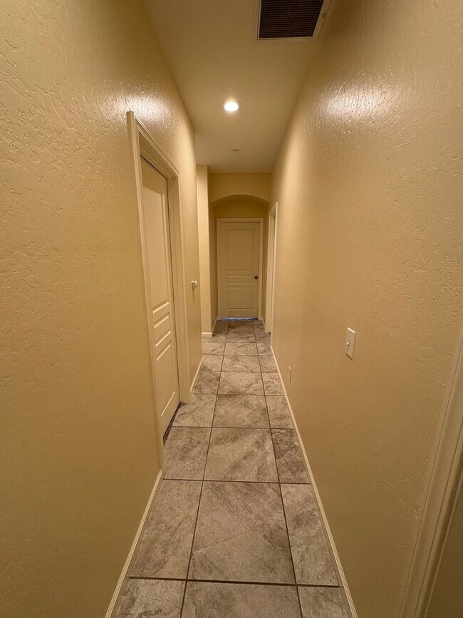 Building Photo - SE Visalia home Available Now!