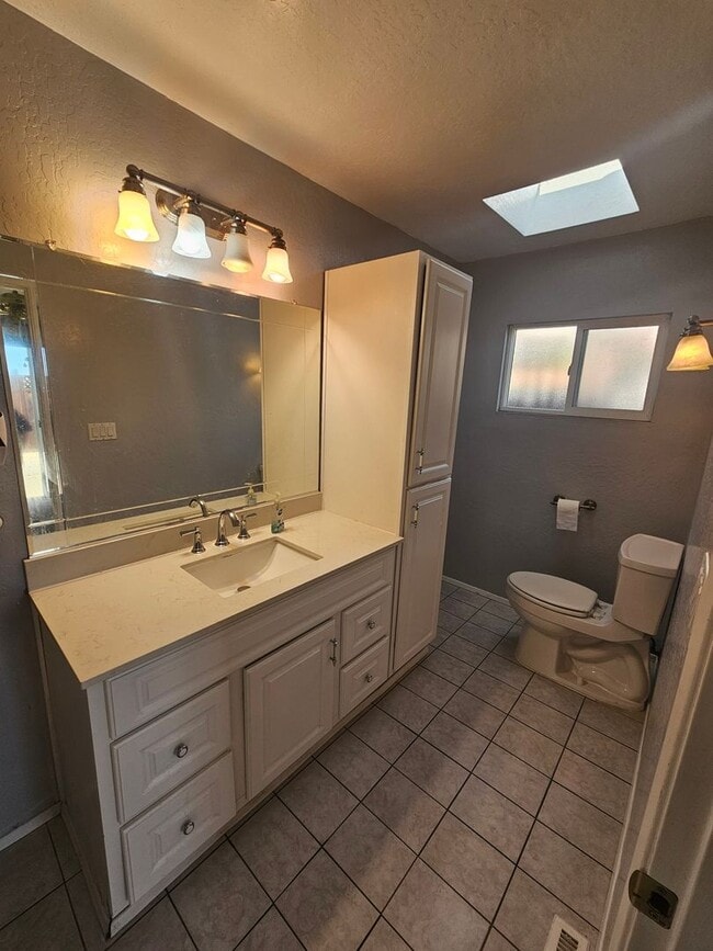 Building Photo - Charming Castro Valley Home: Spacious Livi...