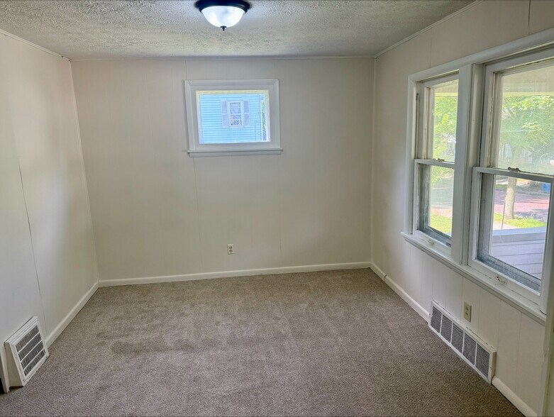 Building Photo - 1215 Pondview Ave