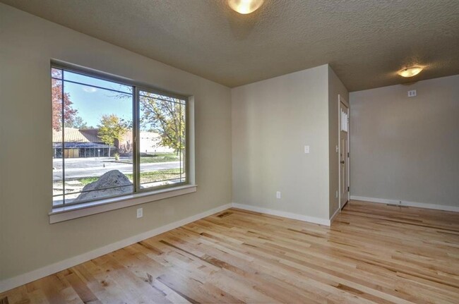 Building Photo - Newer Town home close to everything!