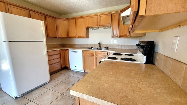 Building Photo - 3-bedroom, 2-bath Condo 'On the Green'