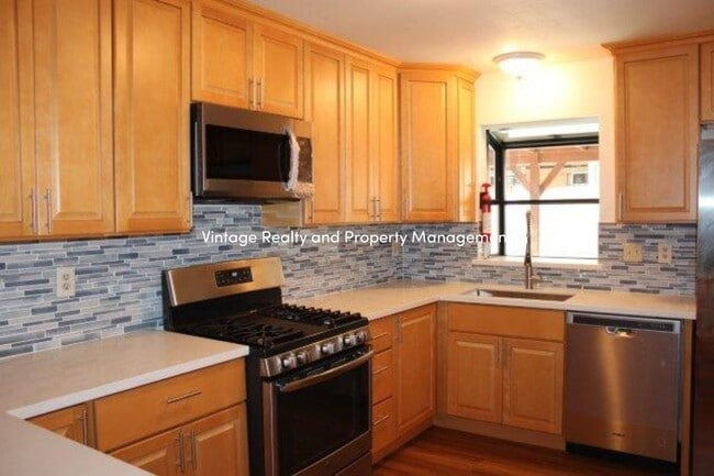 Building Photo - Back On The Rental Market Nice Single Story 3 Bedroom Home!!!