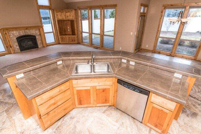 Building Photo - Award-winning, custom-built home in the highly-desired Cascade View Estates