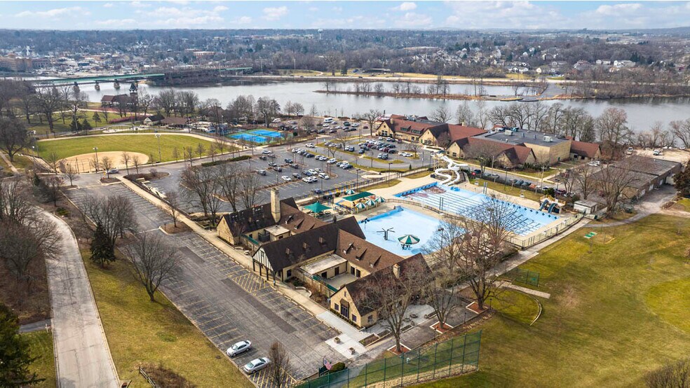 Building Photo - 370 Bridgeview Ct