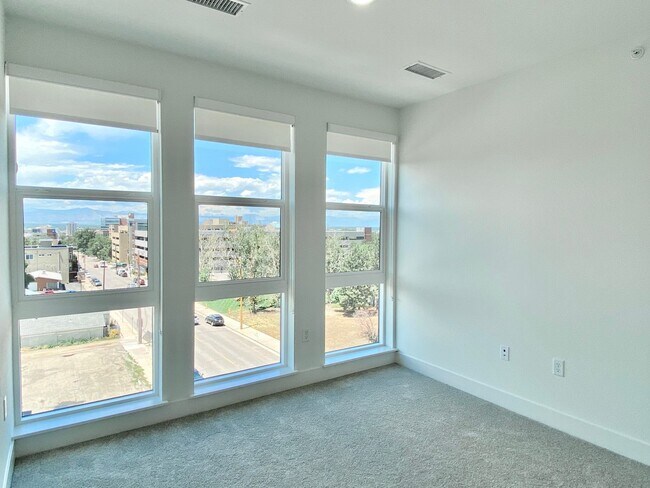 Building Photo - WOW!  Top Corner, 2 bed, 2 bath
