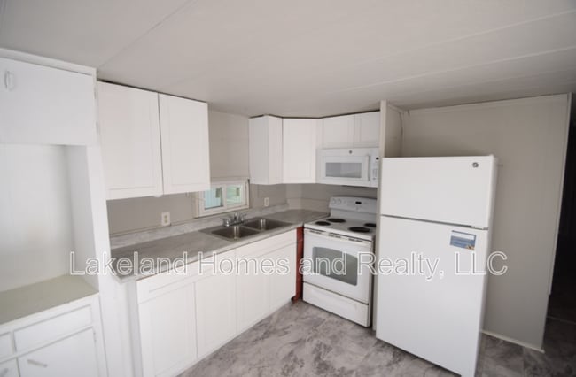 Building Photo - 3310 Peachtree Hill Rd