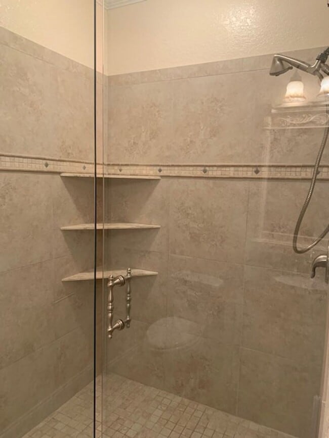 Building Photo - Gorgeous!! Must see 2x2 fully renovated co...