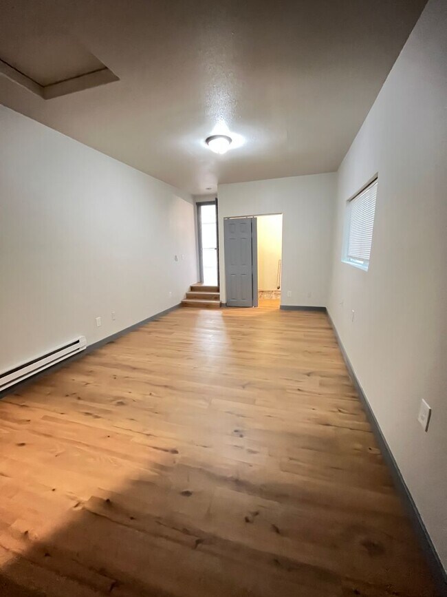 Building Photo - 403