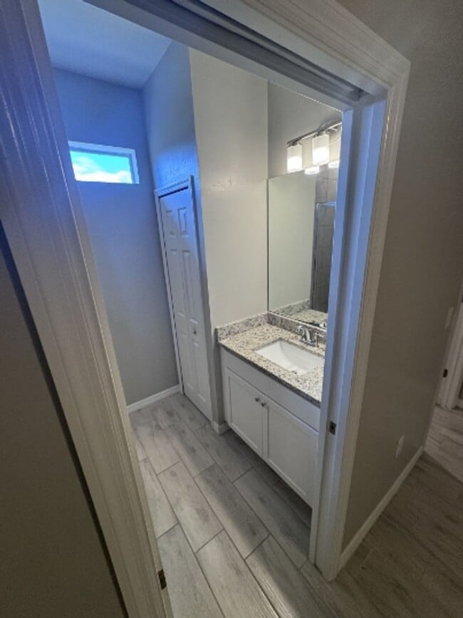 Building Photo - 402 Ne-24 Pl