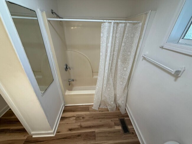 Building Photo - Charming 2-Bedroom Home for Rent – Spaciou...