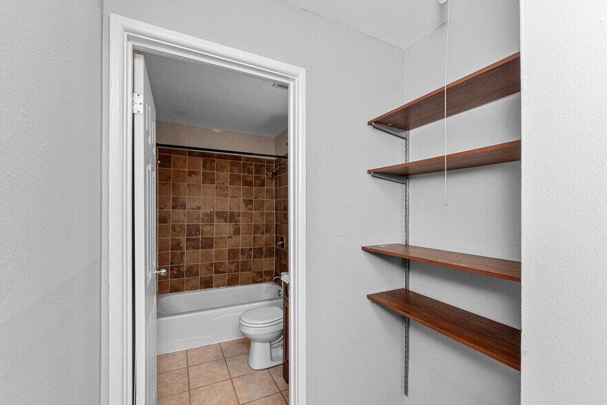 Building Photo - 3815 N Pine Grove Ave