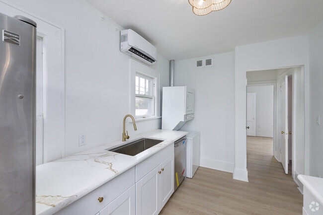 Building Photo - 618 7th Ave N