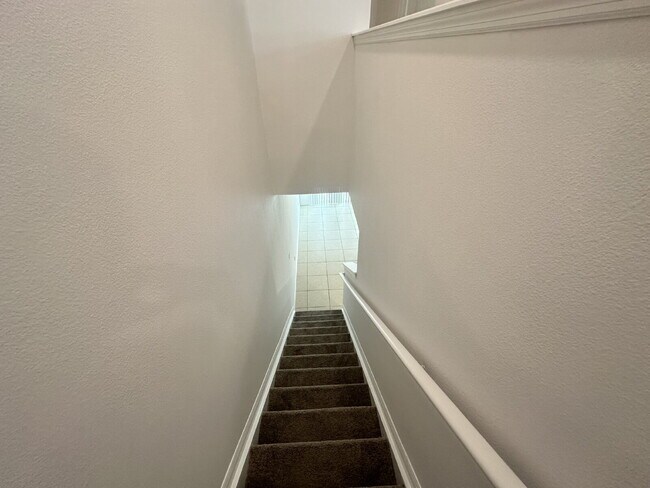 Building Photo - "Beautifully Maintained 3-Bed Townhouse with 2.5 Baths in Lakeland - Spacious 1,676 Sq. Ft.!"