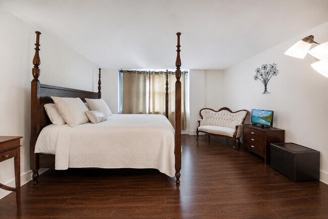 Building Photo - 1147 Hillsboro Mile