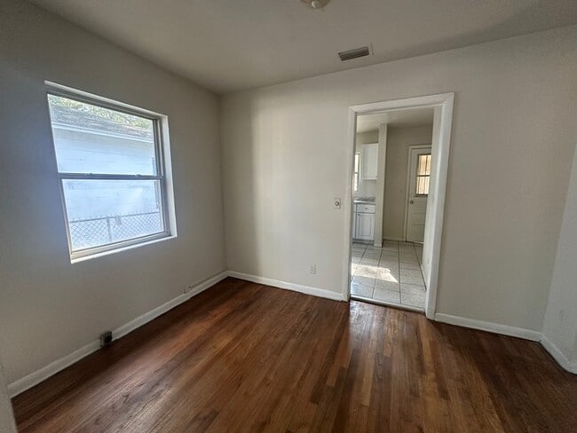 Building Photo - Cozy 3 Bedroom Home in Mid-Westside Jacksonville - Available Now!