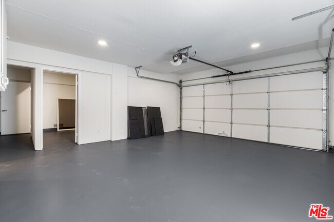 Building Photo - 6143 Lake Lindero Dr