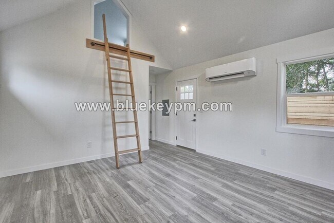 Building Photo - 1 Bed, 1 Bath  ADU with Loft in The Height...