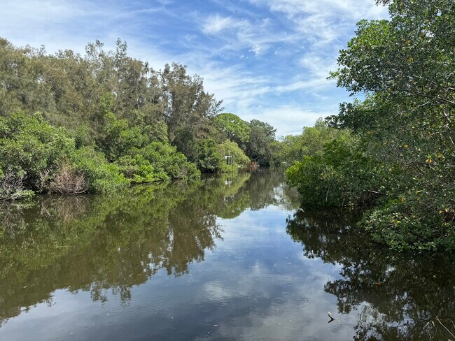 Building Photo - 1070 Sanibel Ct