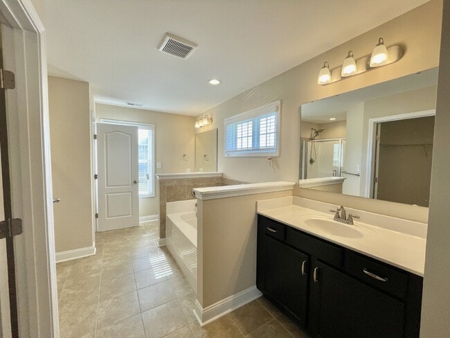 Building Photo - 4 Bed, 2 And A Half Bath Nest In Bedford