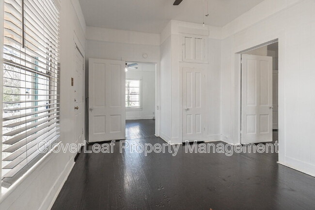 Building Photo - 323 Barrera St