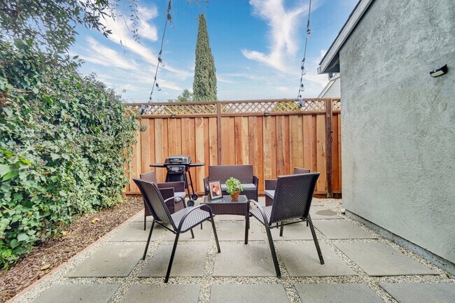 Building Photo - 1364 Sylvia Dr