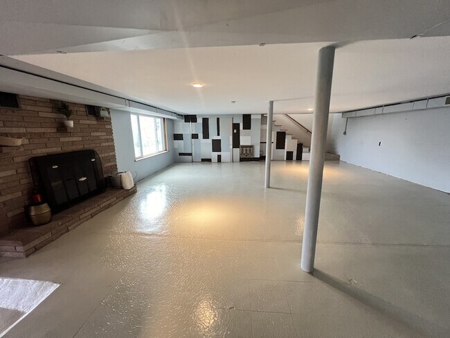 Building Photo - 2110 Summitt Ave